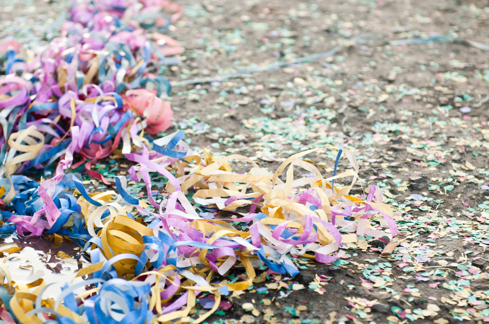imagem mostra confetes e serpentinas de carnaval jogados na rua