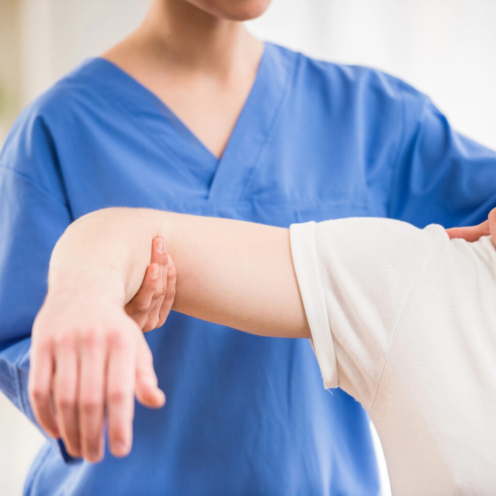 imagem mostra profissional da saude fazendo fisioterapia em paciente