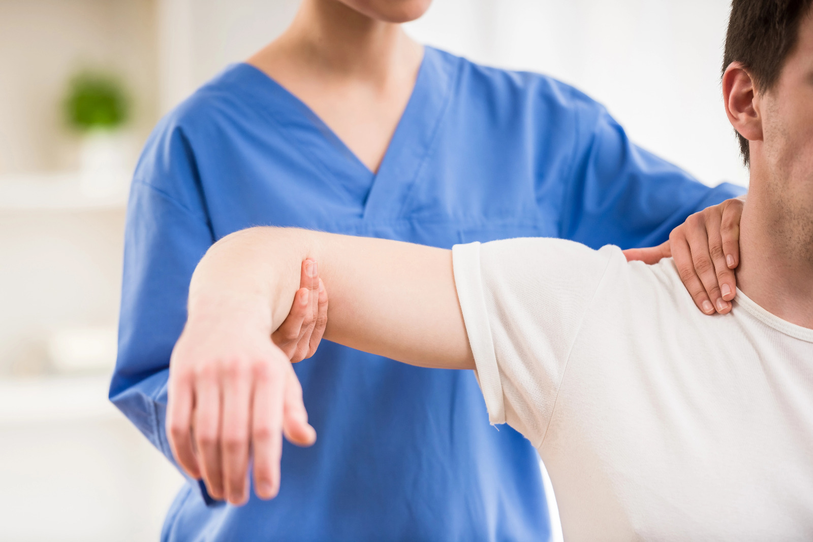 imagem mostra profissional da saude fazendo fisioterapia em paciente