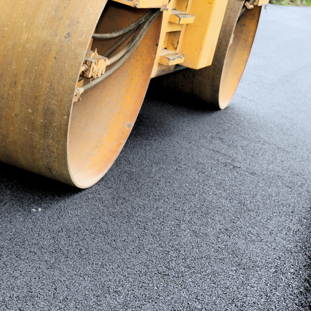 maquina de prensar asfalto em uma obra de pavimentacao