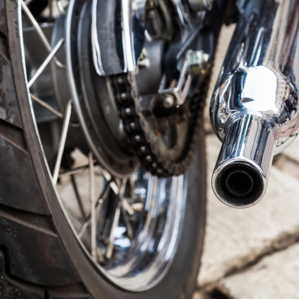 Close da parte traseira de uma motocicleta, destacando o escapamento