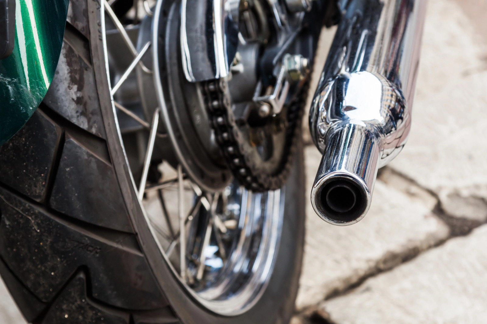 Close da parte traseira de uma motocicleta, destacando o escapamento