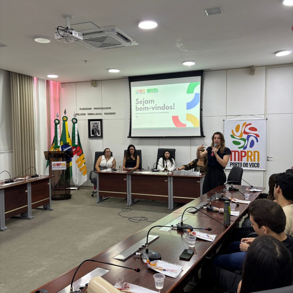 MP Recebe alunos no auditório