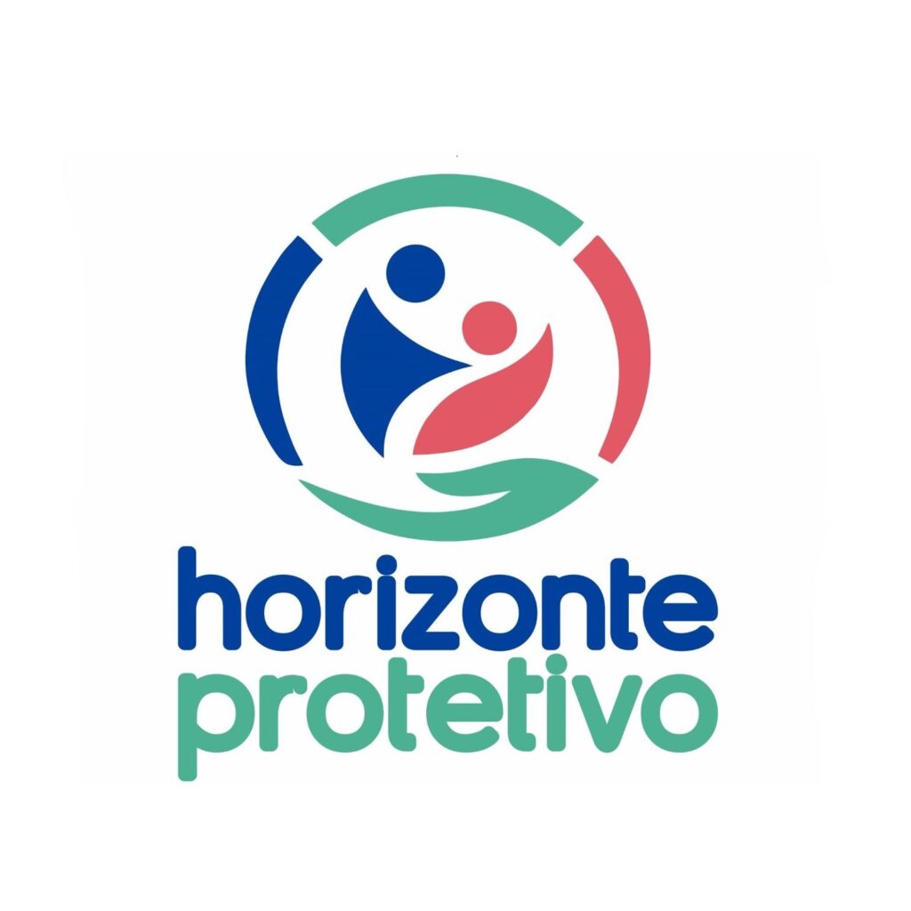 Logotipo circular com as figuras estilizadas de um adulto azul e uma criança rosa amparados por uma mão verde, com o nome "horizonte protetivo" logo abaixo.