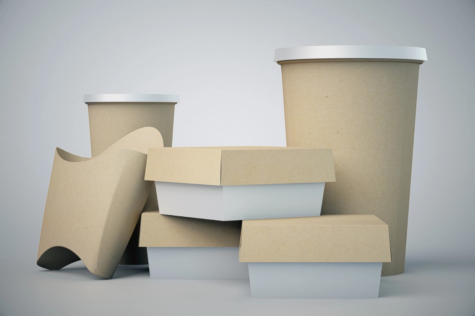 Uma seleção de embalagens para fast-food em papel kraft e branco, incluindo copos com tampa, caixas de hambúrguer e um porta-batatas, dispostos sobre um fundo cinza claro.