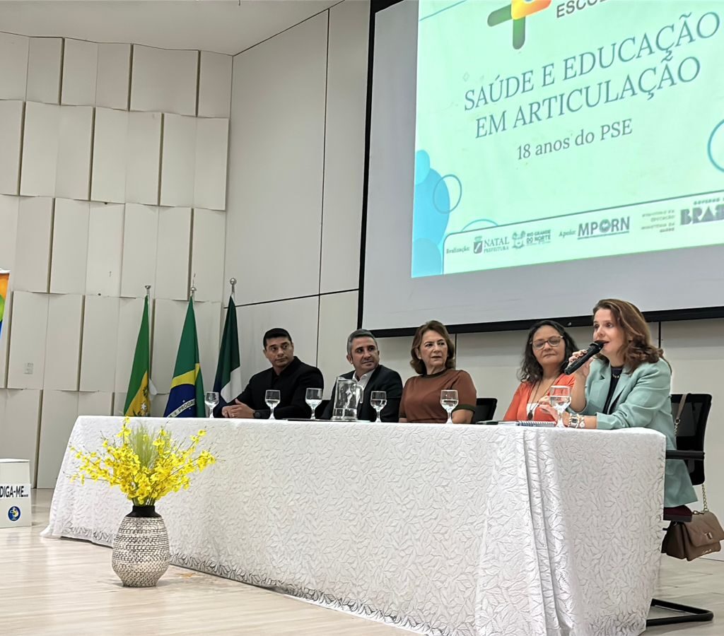 pessoas sentada em uma mesa no palco