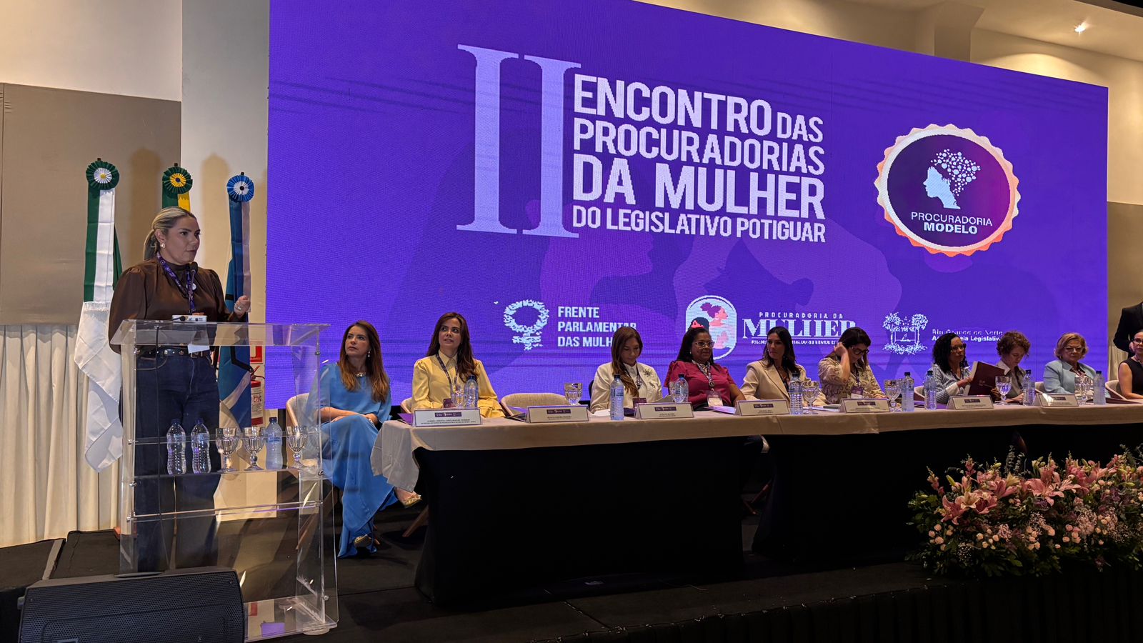 palco com autoridades na solenidade de abertura do encontro