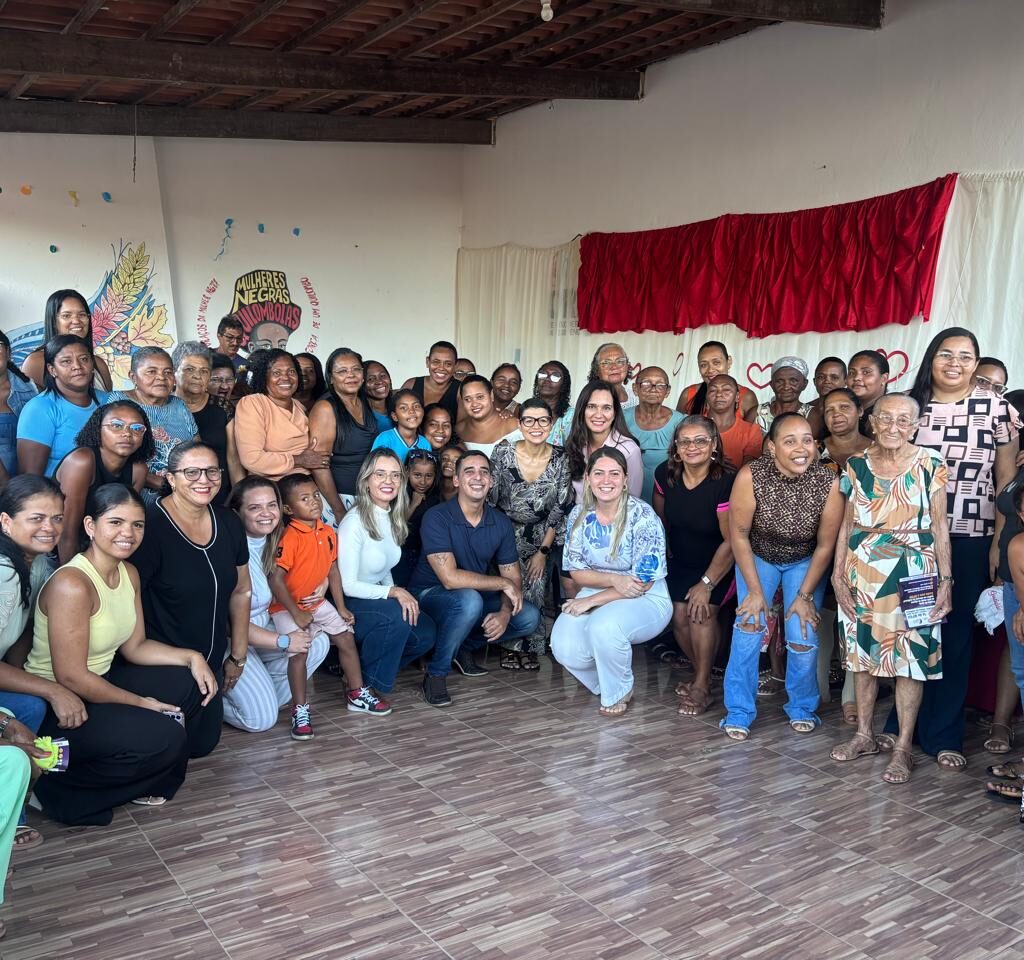 Imagem das mulheres do Grupo Perola Negra com a equipe do MPRN após a reunião.