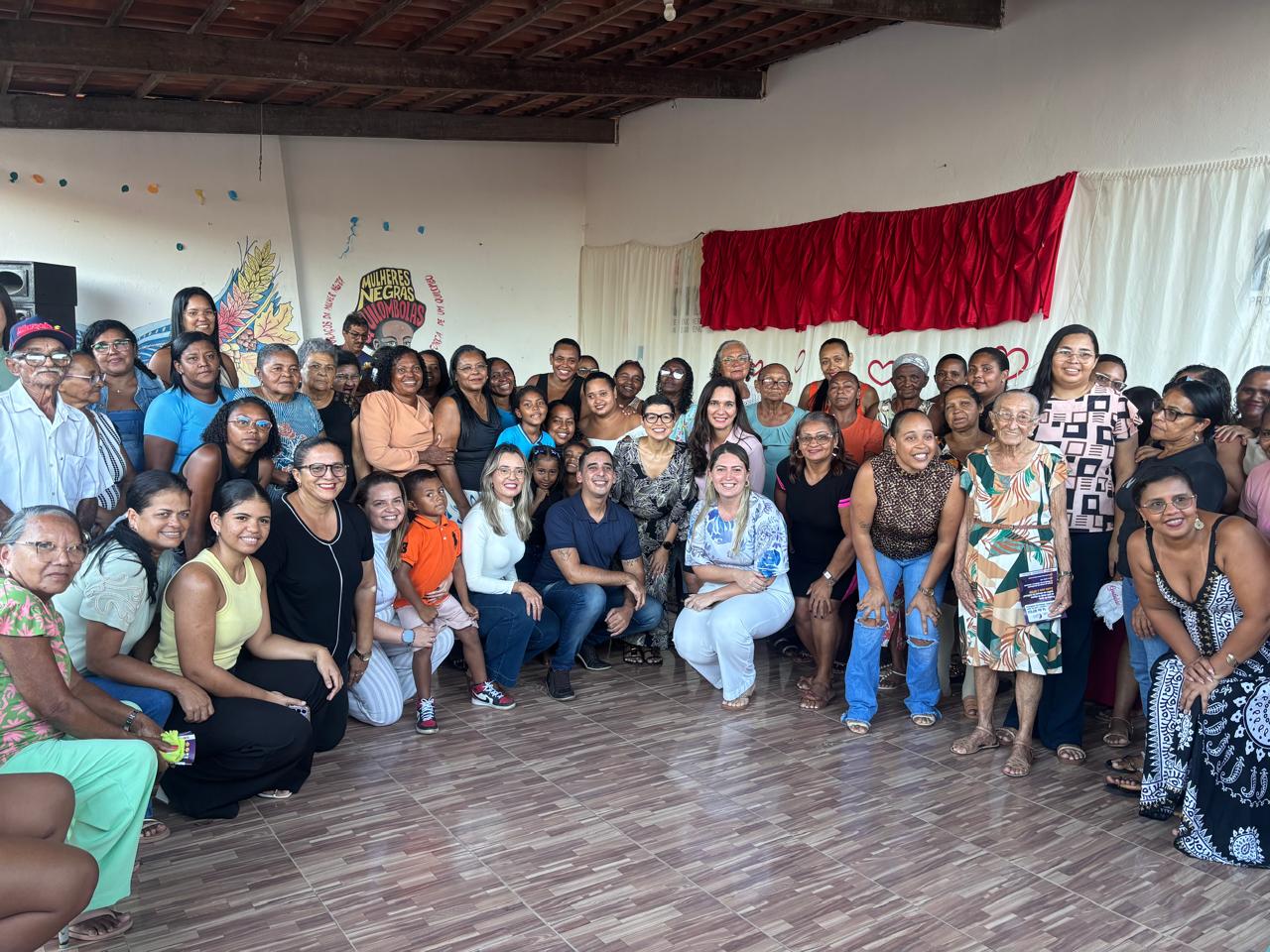 Imagem das mulheres do Grupo Perola Negra com a equipe do MPRN após a reunião.
