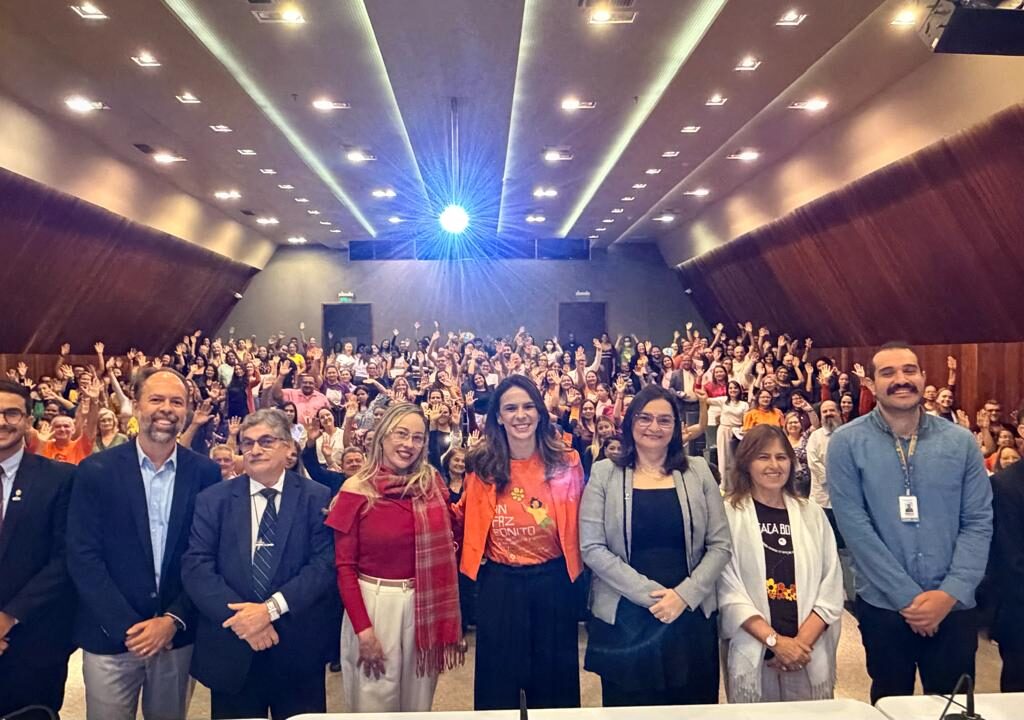 auditorio lotado com pessoas que participaram do seminario