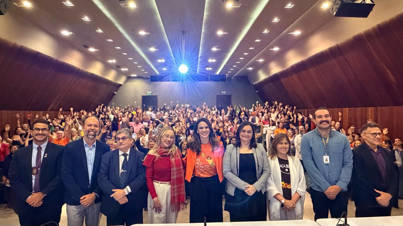 auditorio lotado com pessoas que participaram do seminario
