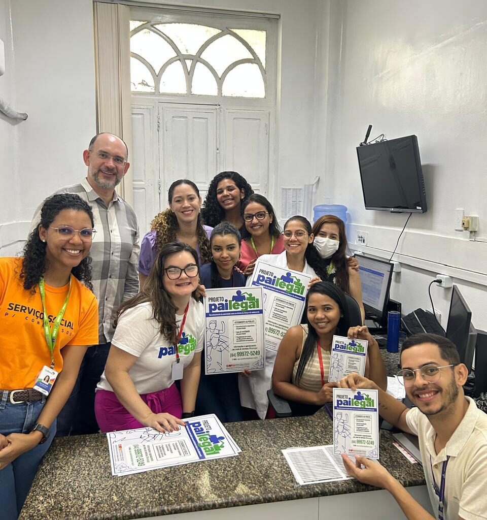 Imagem mostra pessoas em reunião.