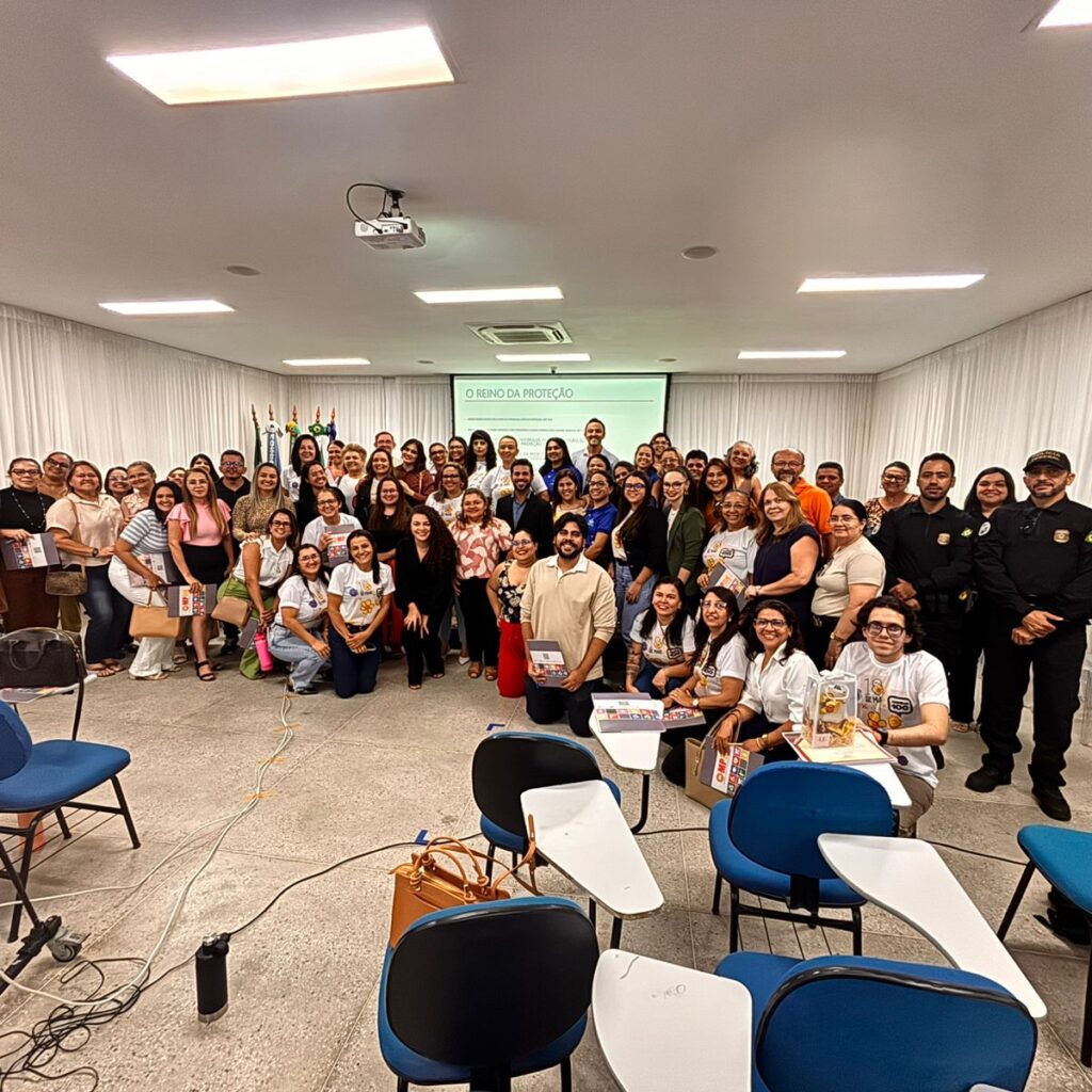 grupo de pessoas em pé no auditorio