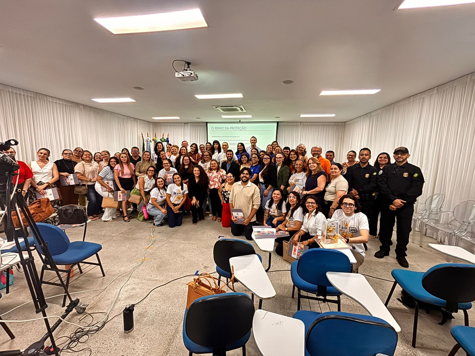 grupo de pessoas em pé no auditorio