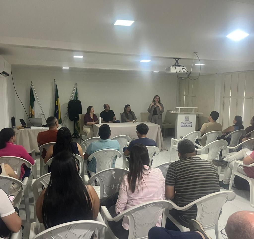 pessoa palestrando em auditorio