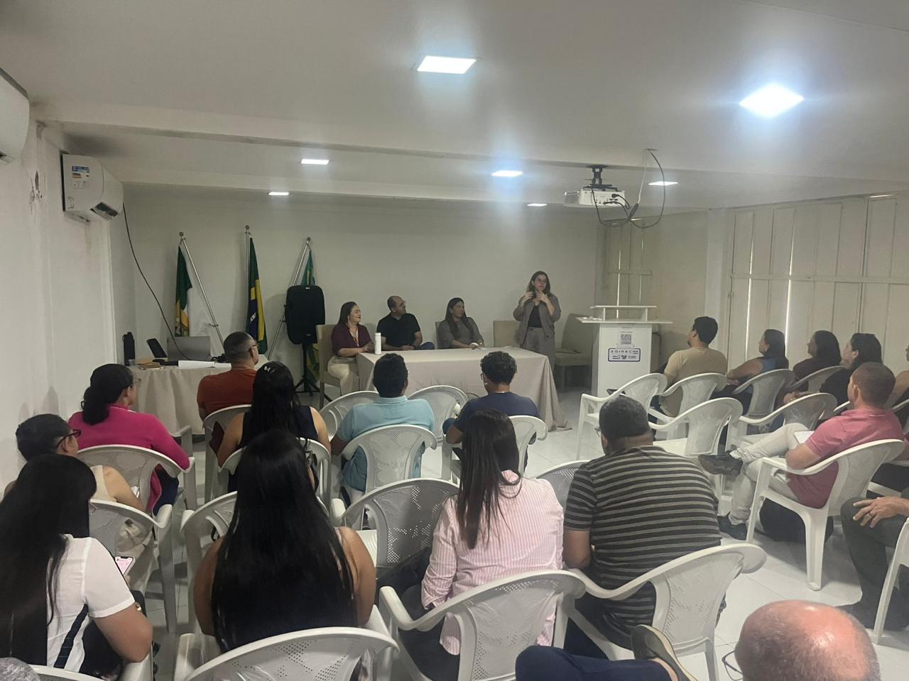 pessoa palestrando em auditorio