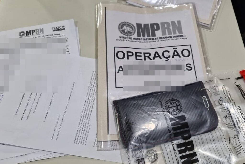 pastas e materiais apreendidos