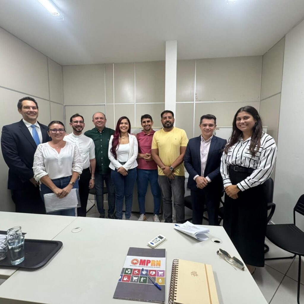 representantes legais em pe em uma sala