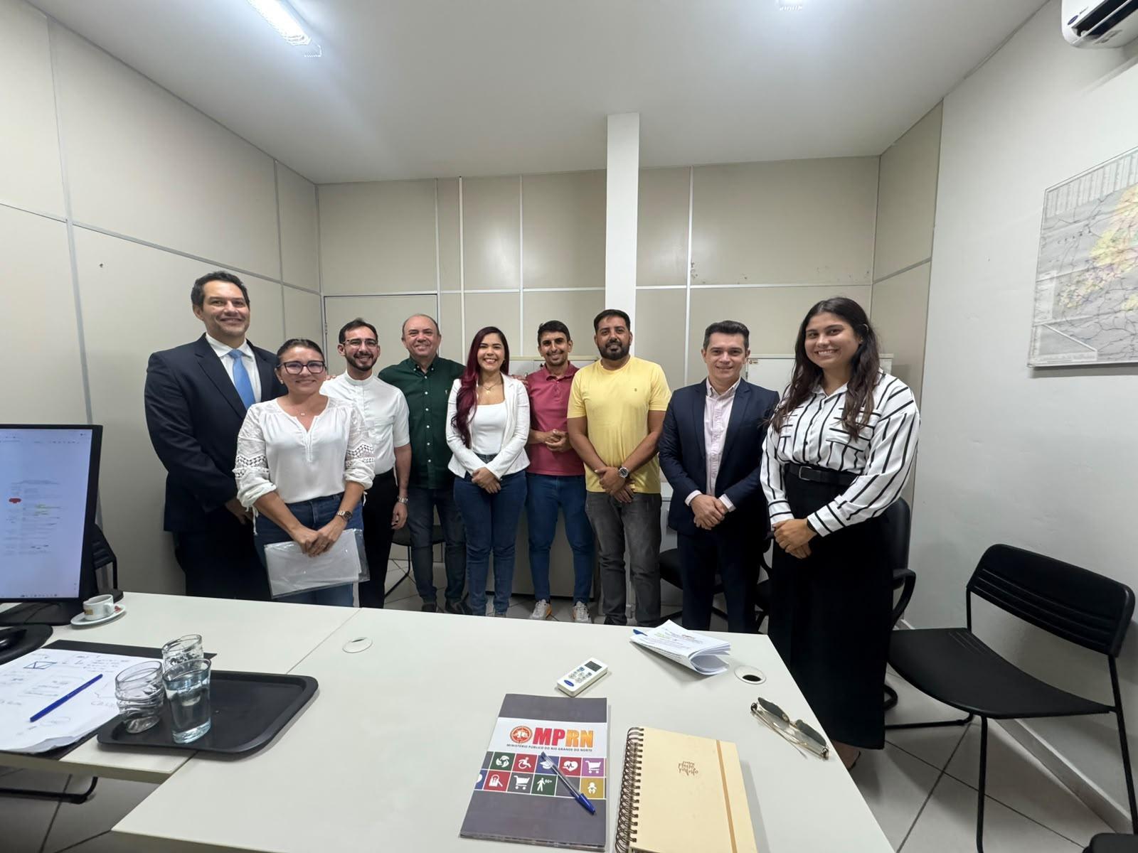 representantes legais em pe em uma sala