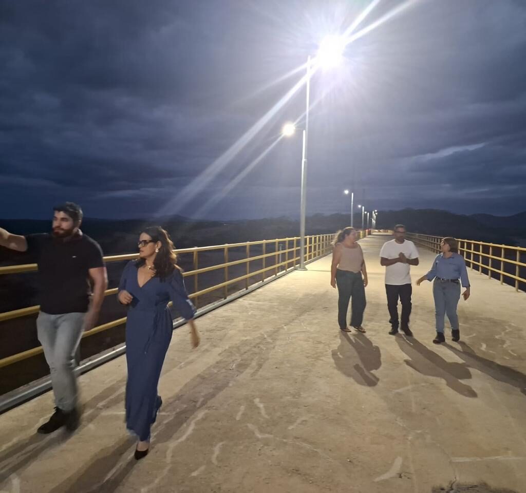 pessoas andando na barragem de oiticica