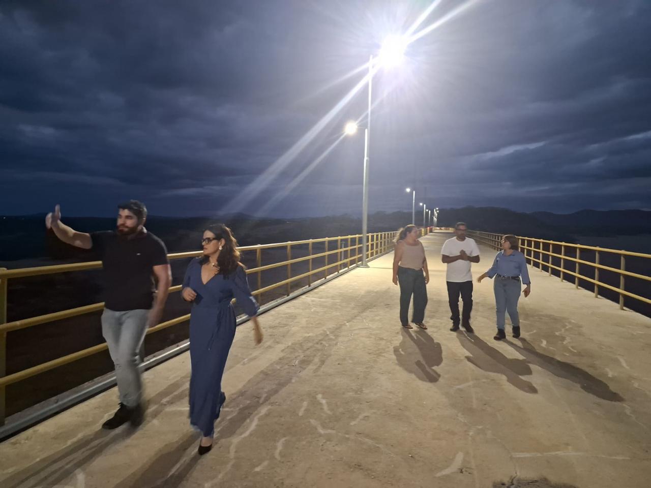 pessoas andando na barragem de oiticica