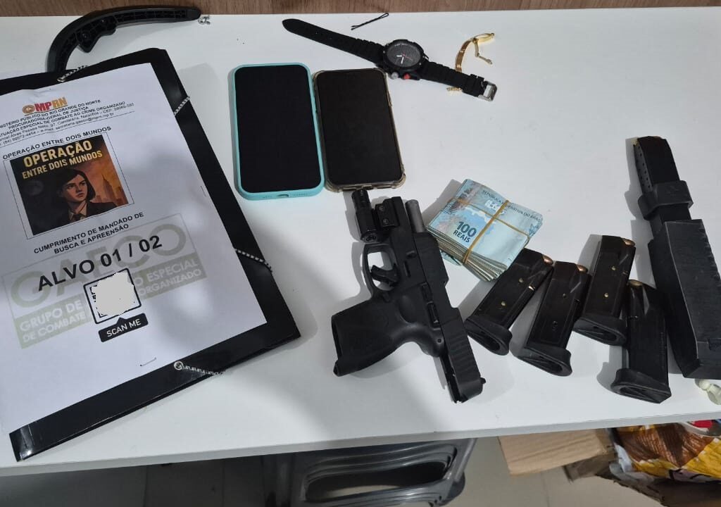 capa de processo com o nome da operacao, celulares, dinheiro e armas apreendidos