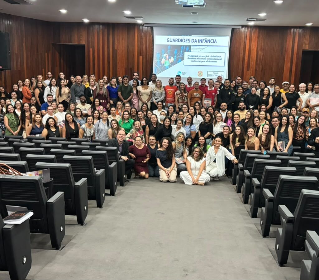 pessoas em pé em um auditorio