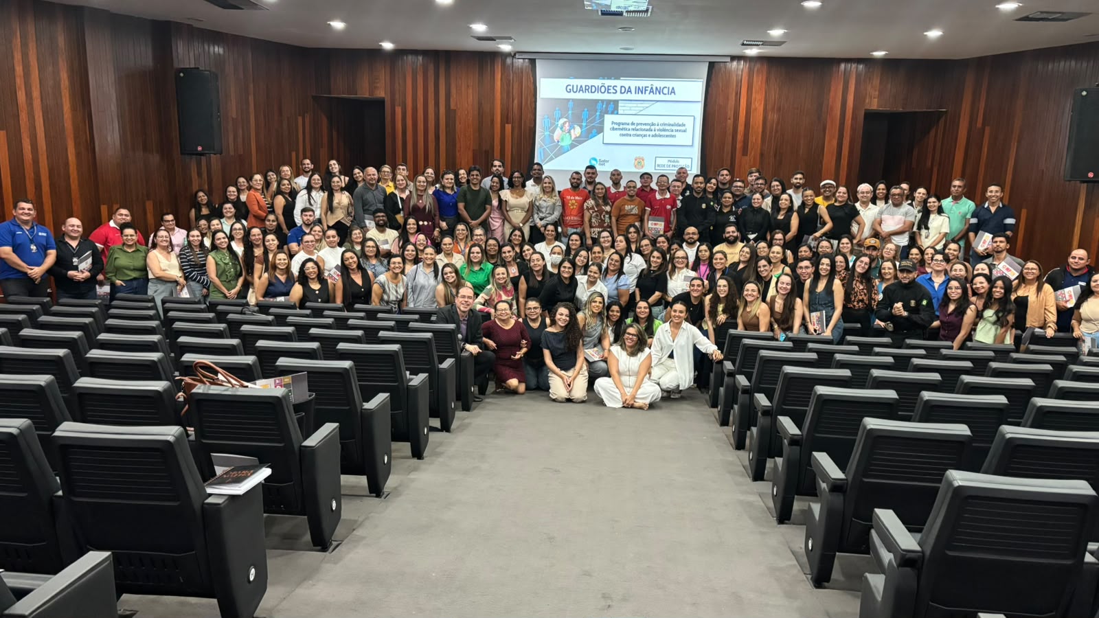pessoas em pé em um auditorio