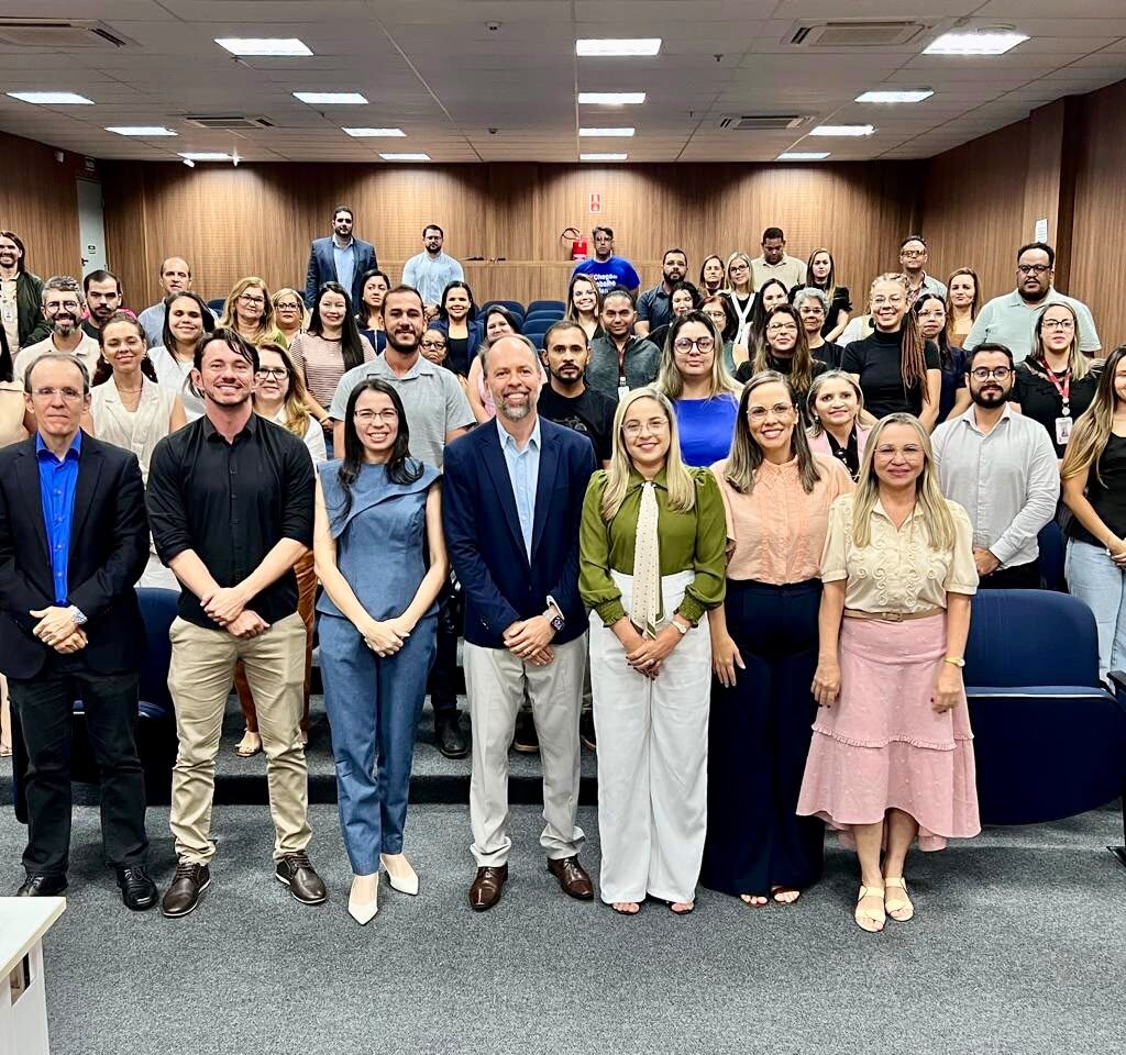 pessoas em pé em um auditorio