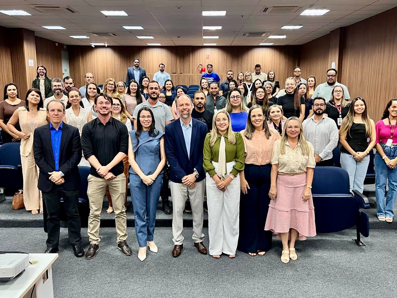 pessoas em pé em um auditorio