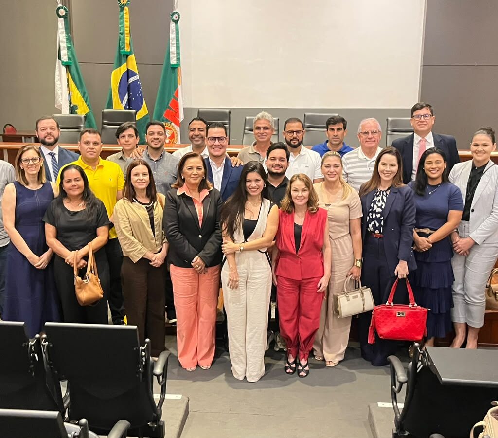 pessoas em pé em frente a um palco