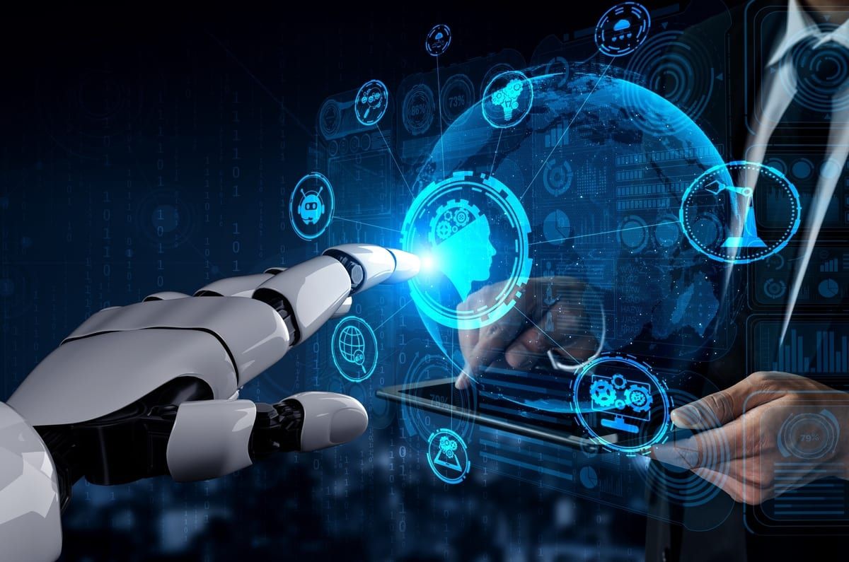 Uma mão robótica branca toca uma interface digital futurista azul cheia de ícones de tecnologia, ao lado das mãos de um homem de terno segurando um tablet