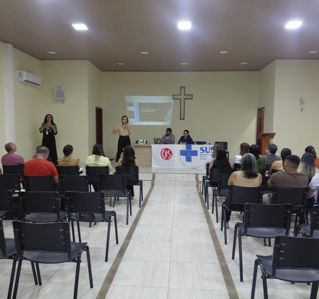 imagem de mulher palestrando em auditorio