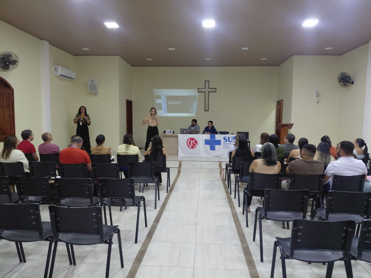 imagem de mulher palestrando em auditorio