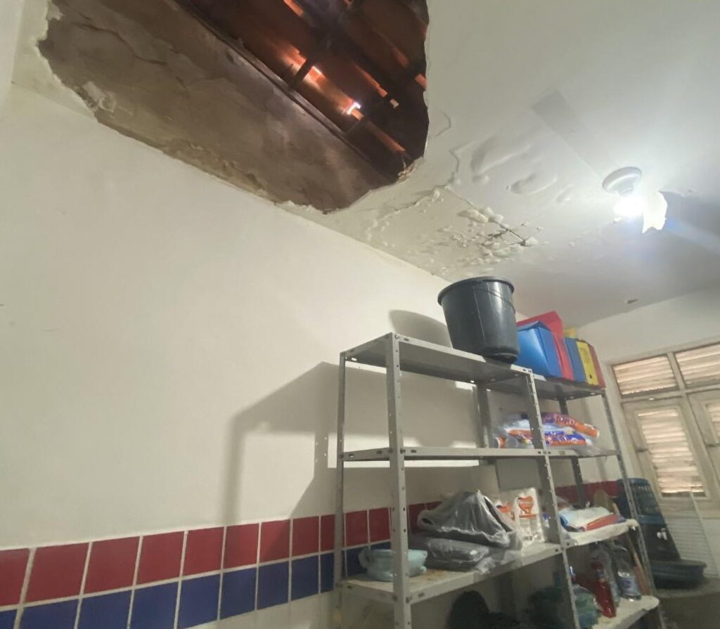 sala da unidade basica de saude com buraco no teto