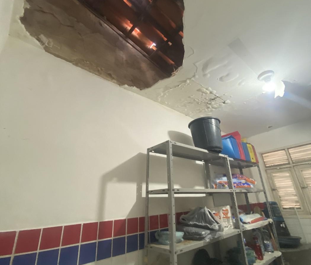 sala da unidade basica de saude com buraco no teto