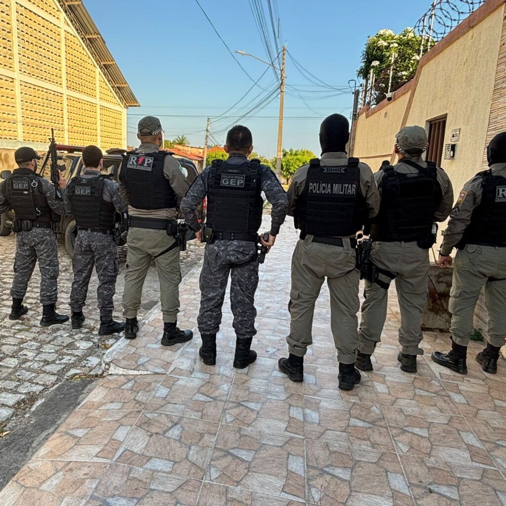 policiais de costas