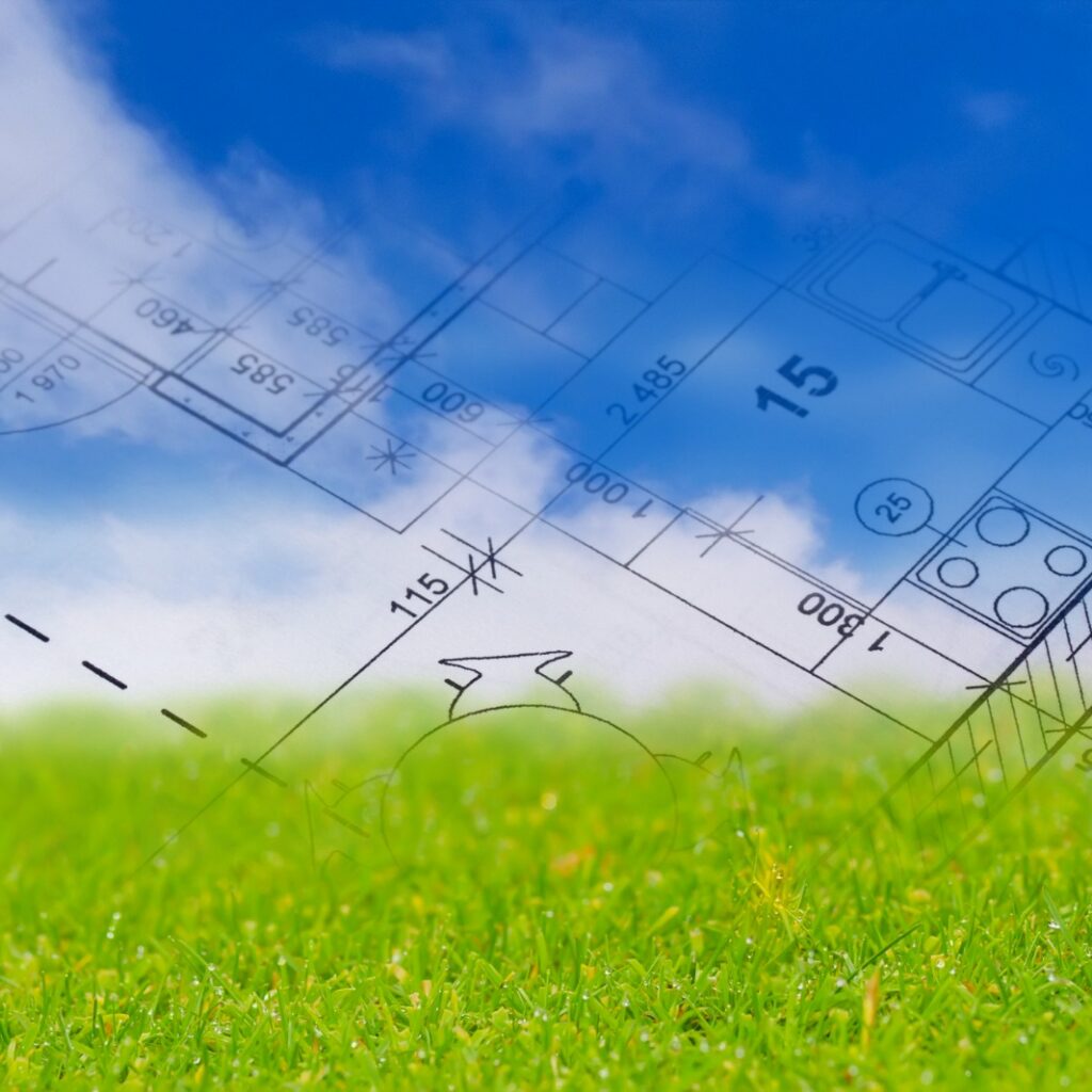 Desenho técnico de uma planta arquitetônica sobreposto a uma imagem de gramado verde e céu azul ensolarado.