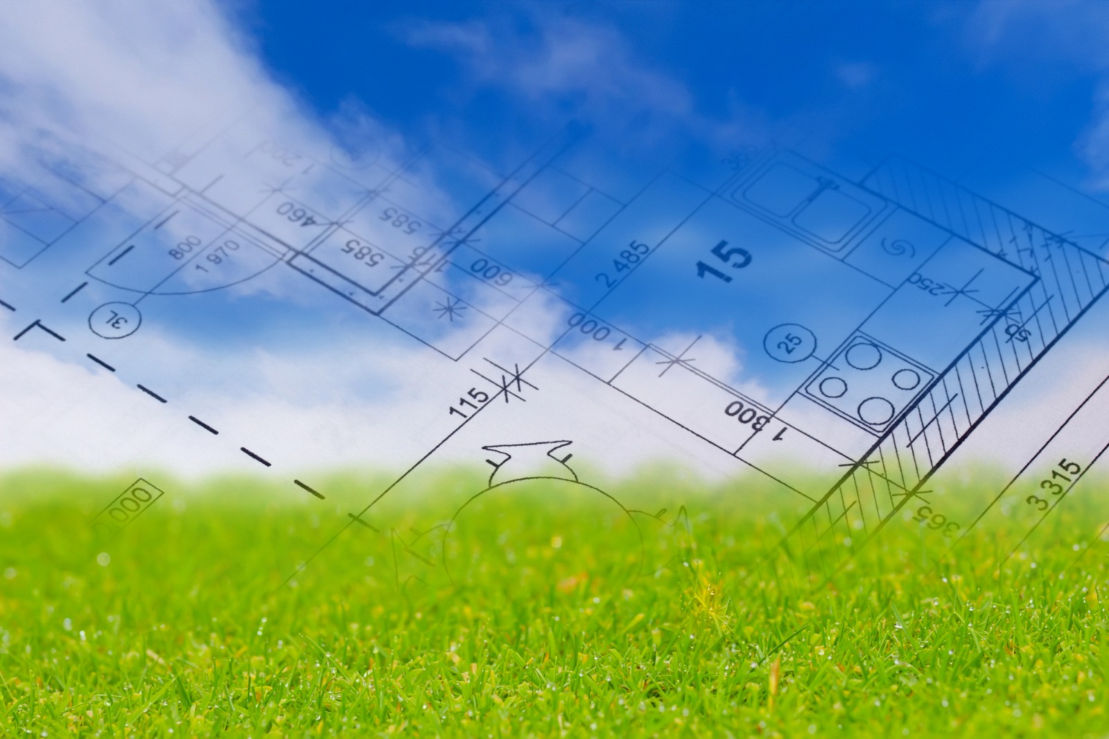 Desenho técnico de uma planta arquitetônica sobreposto a uma imagem de gramado verde e céu azul ensolarado.