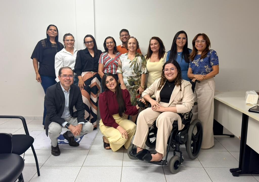 equipe da promotoria em pé em uma sala