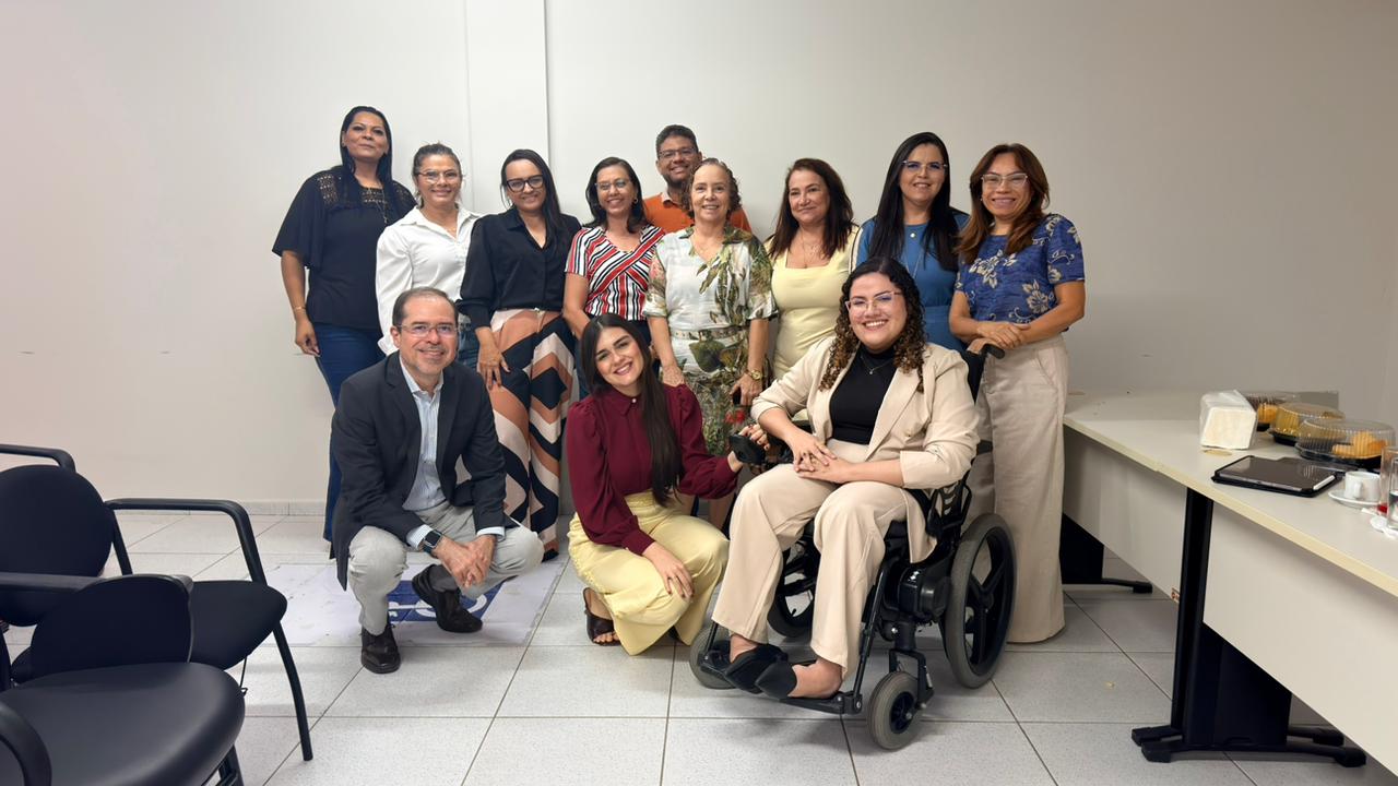 equipe da promotoria em pé em uma sala