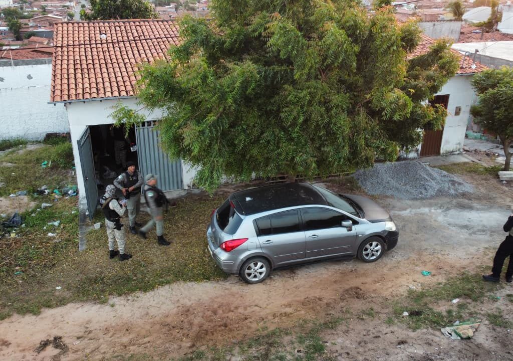 policiais e virtuais em frente a uma casa