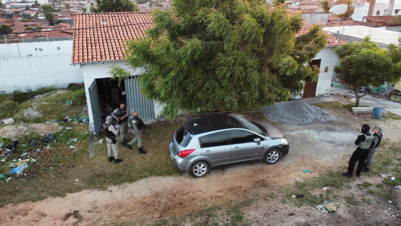 policiais e virtuais em frente a uma casa