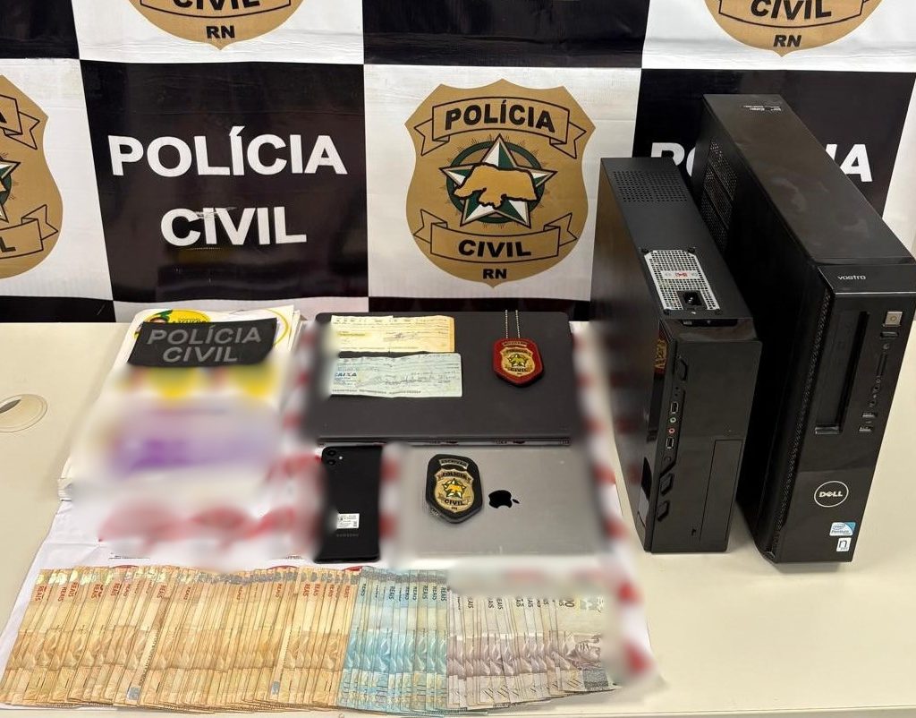 mesa com material apreendido