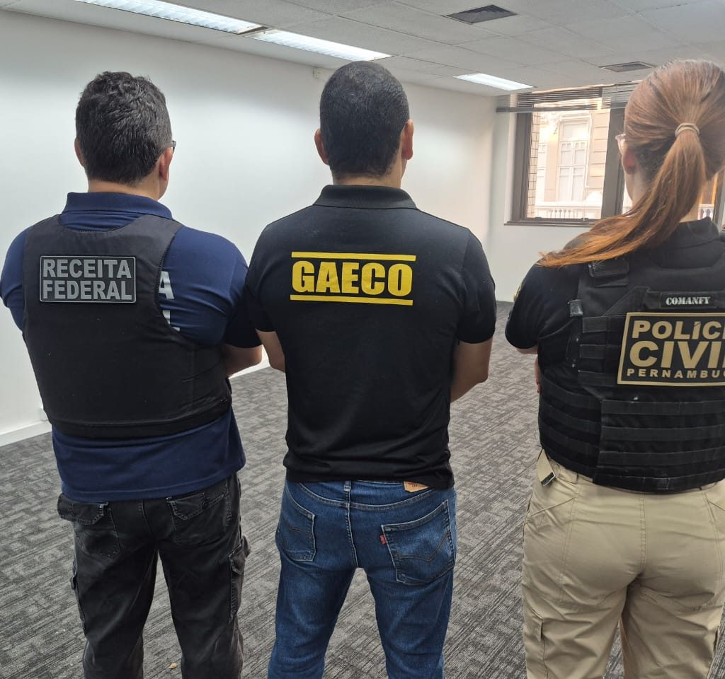 tres pessoas de costas em uma sala vazia