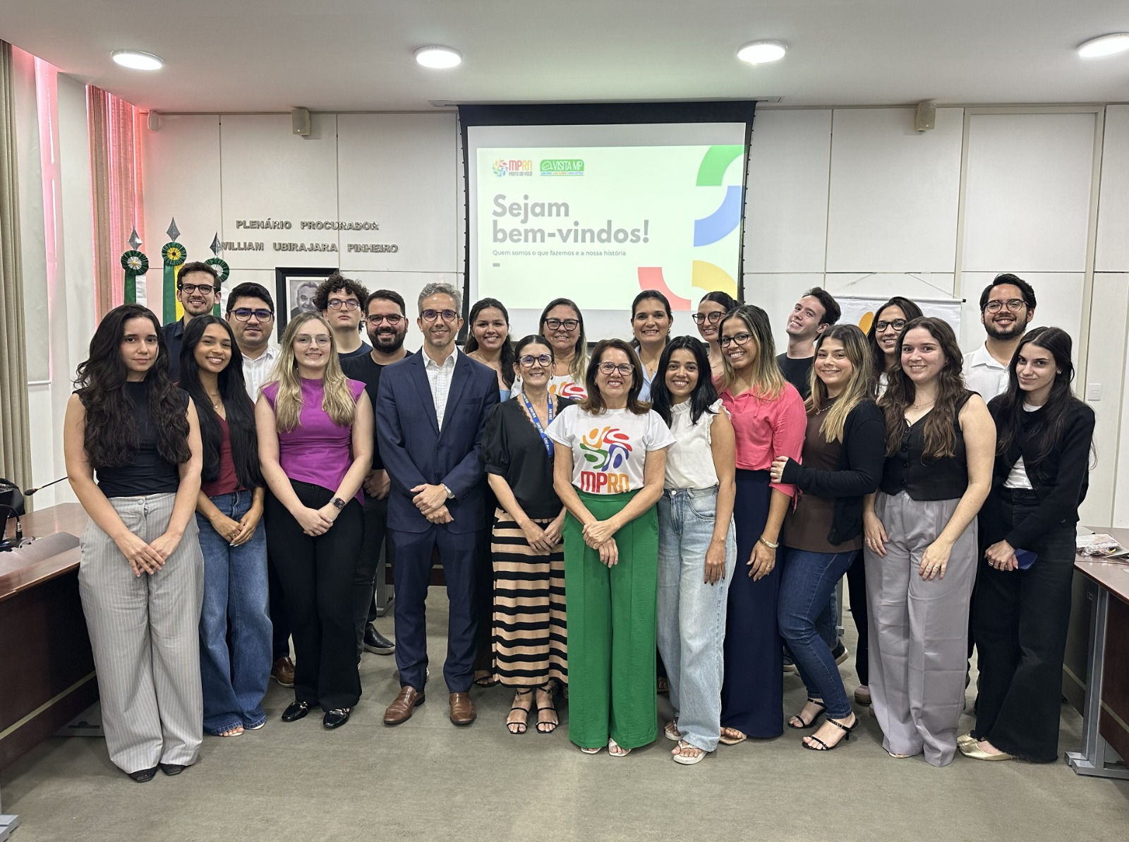 Pessoas em pé no plenário do MPRN