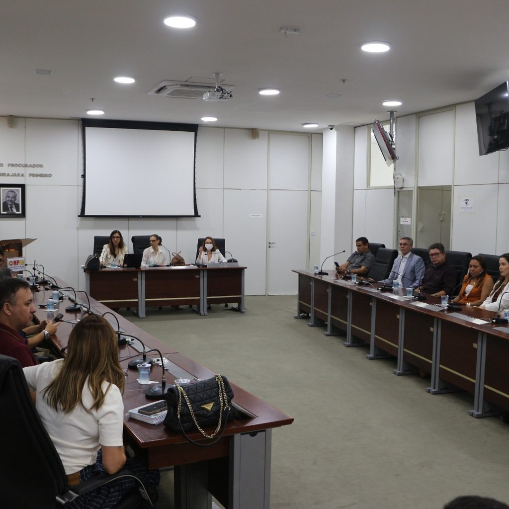 imagem do plenário do mprn com pessoas sentadas